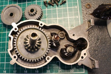 FixItWorkshop, Oct'17, Kenwood Chef A701a, adding new gearbox grease- note spacers.
